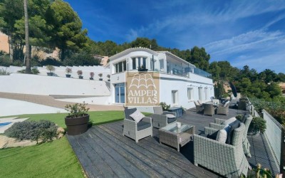 A beautiful, renovated villa with panoramic sea views.